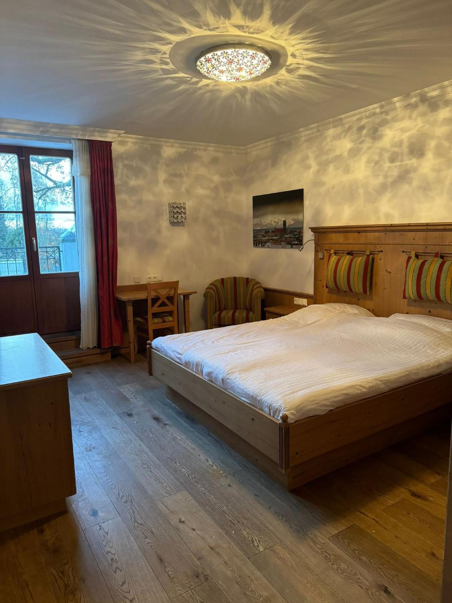 Eichen Schloessl Hotel Munchen Bagian luar foto